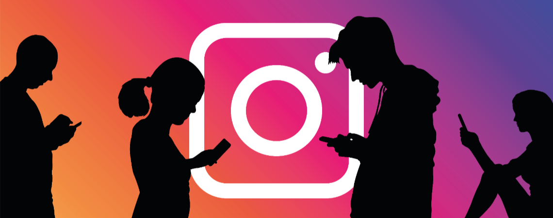 Schatten von jungen Menschen vor dem Logo von Instagram