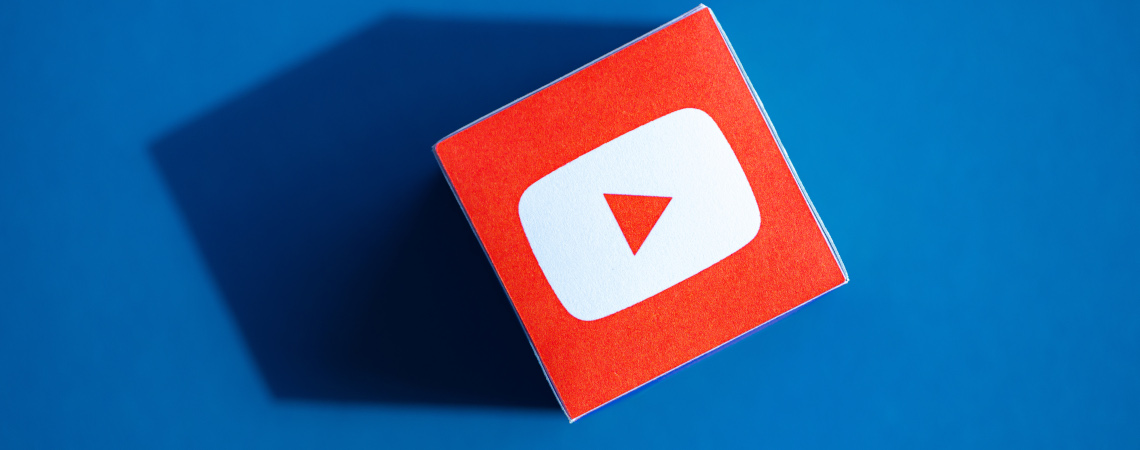 YouTube Logo auf blauem Grund