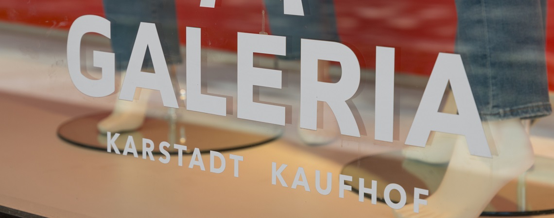 Logo Galeria Karstadt Kaufhof an Schaufenster