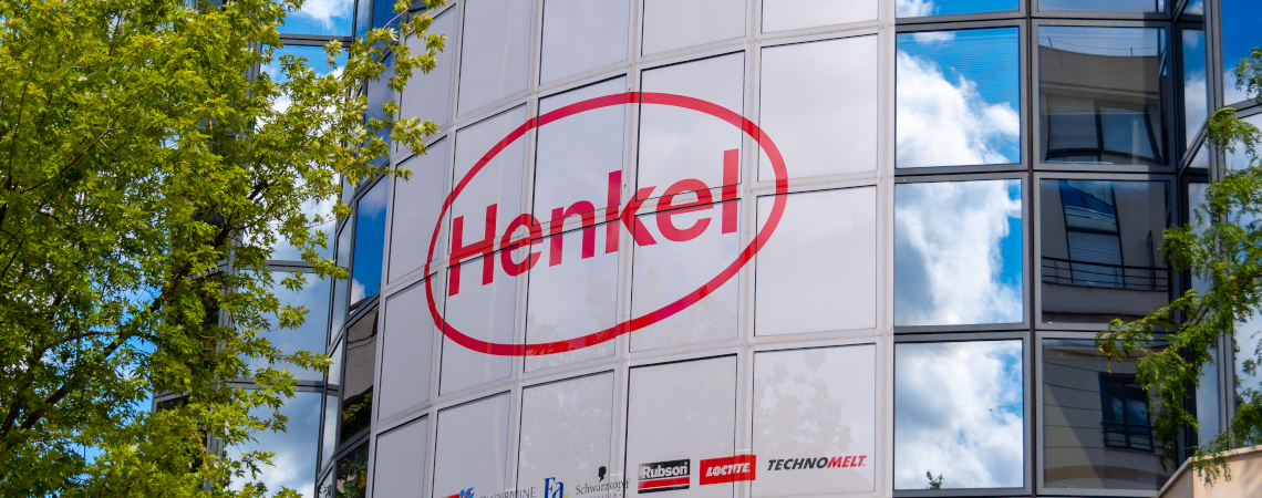 Henkel Logo an Gebäudefassade