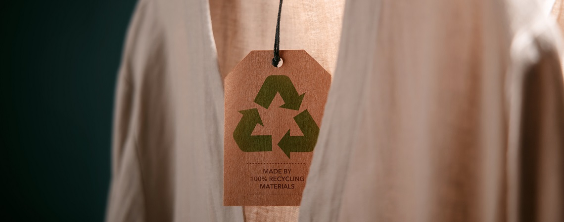 Kleidungsstück mit Nachhaltigkeitsinformation auf Etikett