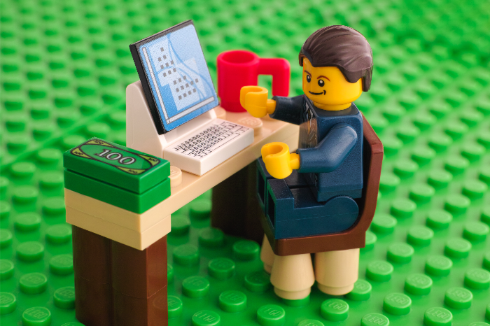 Lego-Geschäftsmann an seinem Arbeitsplatz