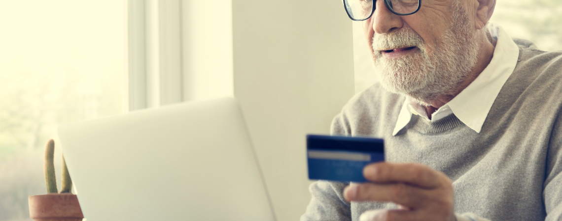 Älterer Mann mit Kreditkarte