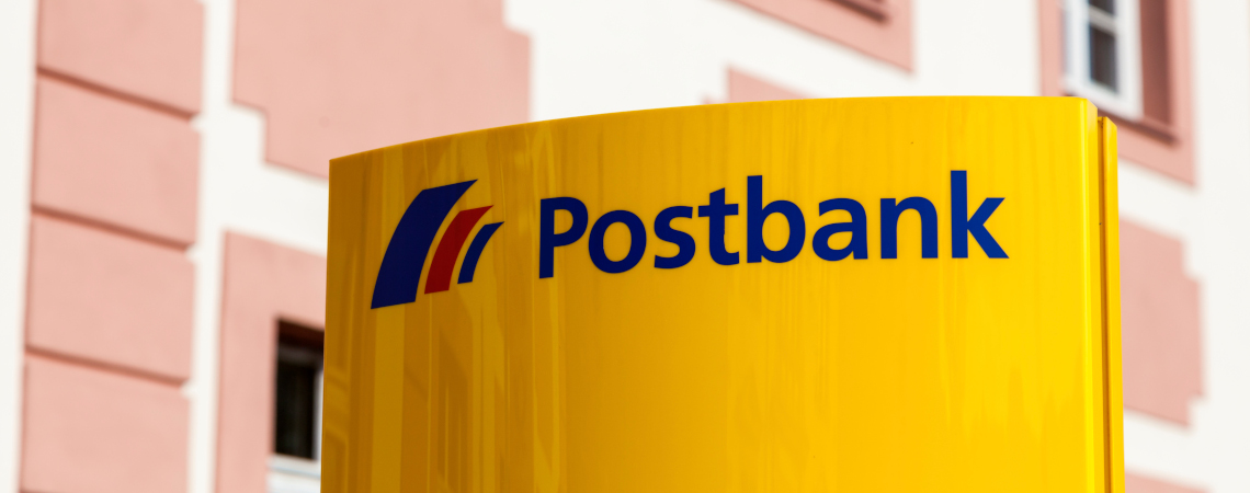 Postbank Logo vor Gebäude