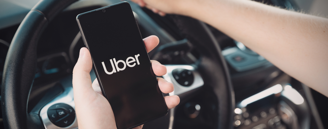 Autofahrer mit Uber auf Smartphone