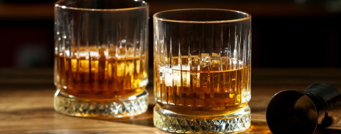 Zwei Gläser mit Rum 