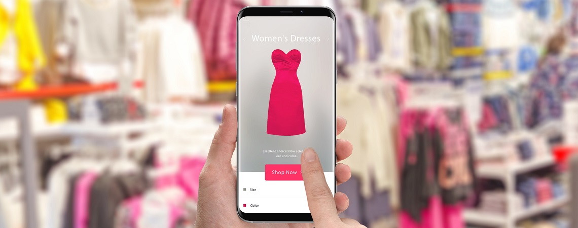 Auswahl eines Kleides auf dem Smartphone im Mode-Shop