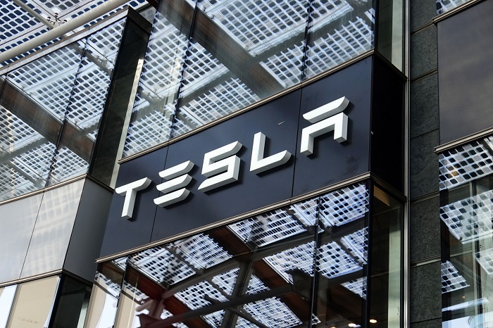 Tesla-Schriftzug an Gebäude