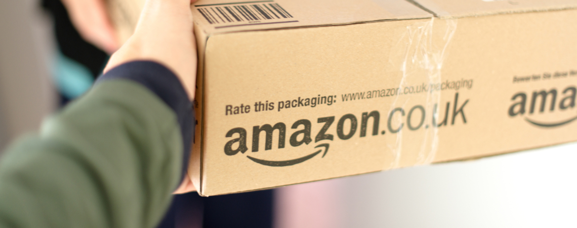 Nahaufnahme, wie ein Amazon-Paketen übergeben wird