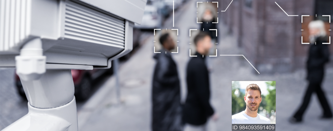 Überwachungskamera, die auf Fußgängerzone gerichtet ist und Gesichtserkennung bei Passanten anwendet