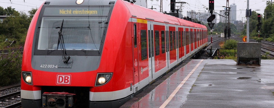 Zug der Deutschen Bahn mit Anzeige "Nicht einsteigen"