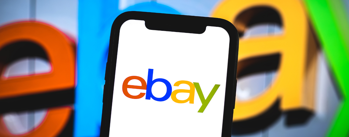 Ebay auf Smartphone vor Ebay-Schriftzug