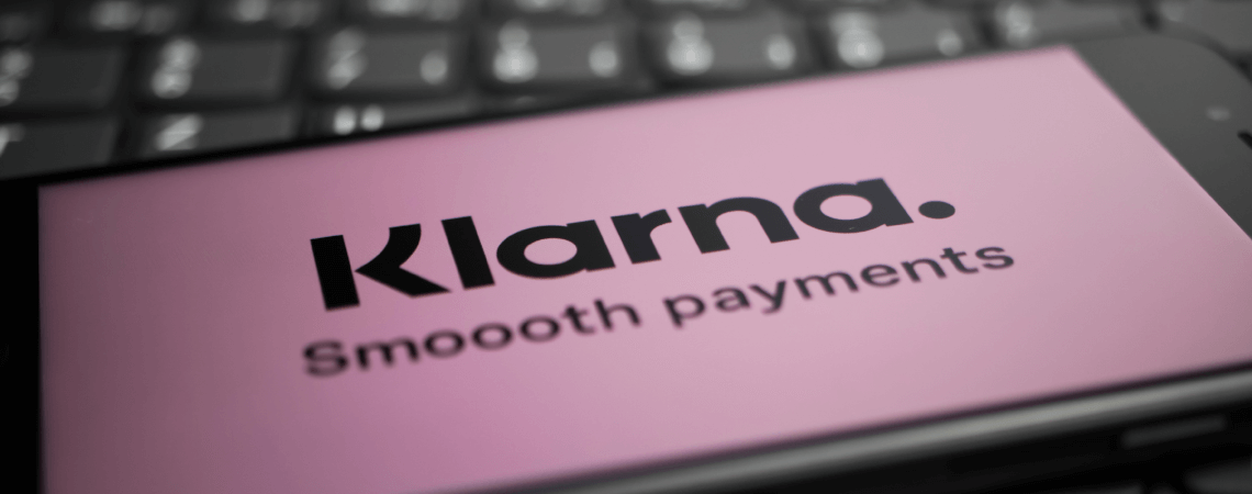 Logo des Zahlungsdienstes Klarna auf einem Smartphone