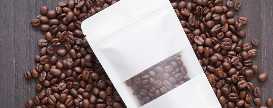 Kaffeeverpackung auf Bohnen
