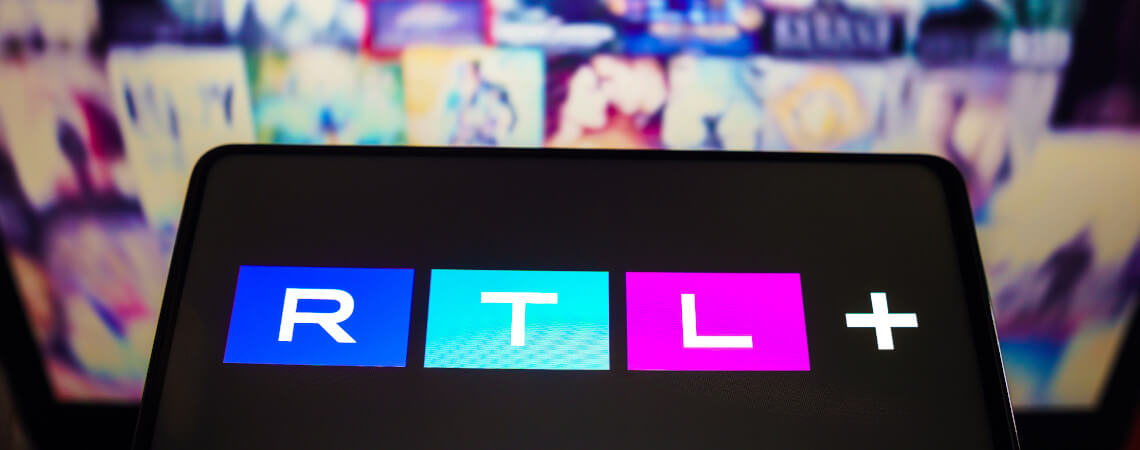 RTL+ auf einem Smartphone: Mode von GZSZ kann jetzt direkt im Stream bei Zalando geshoppt werden.