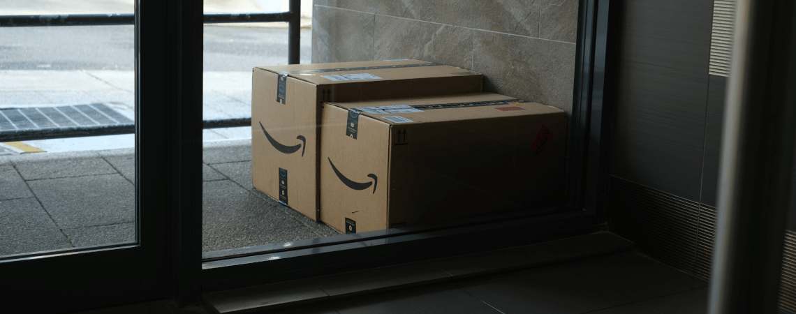 Amazon-Pakete vor einem Haus