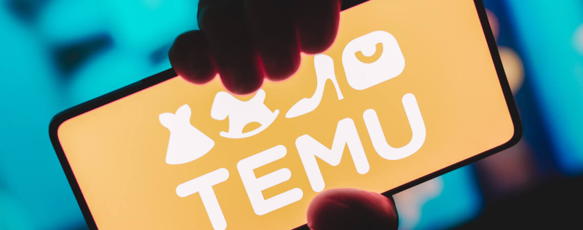Logo der Shopping-Plattform Temu auf einem Handy: Das Unternehmen reagiert auf eine Abmahnung deutscher Verbraucherschützer.