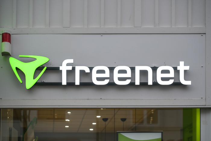 Freenet-Schriftzug vor Geschäft