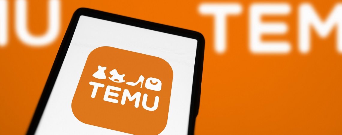Temu-Logo auf Smartphone und im Hintergrund