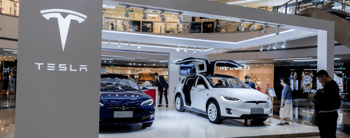 Autoausstellung von Tesla: E-Autobauer soll die Entlassungen Tausender Mitarbeiter planen, so Gerüchte.