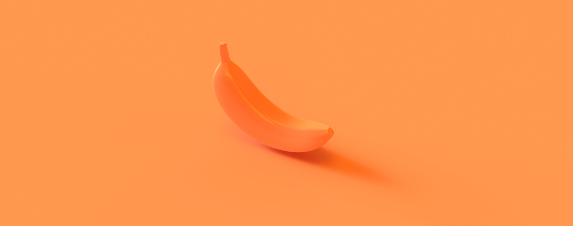 Eine orangene Banane vor orangenen Hintergrund