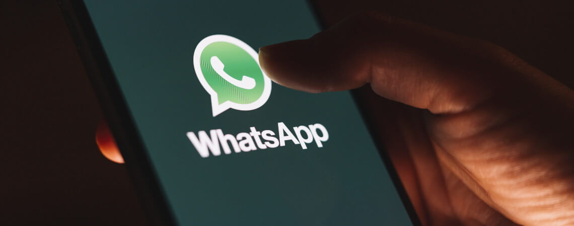 Logo von WhatsApp auf einem Smartphone: Messengerdienst wurde von Kriminellen missbraucht, um an das Geld ihrer Opfer zu kommen.