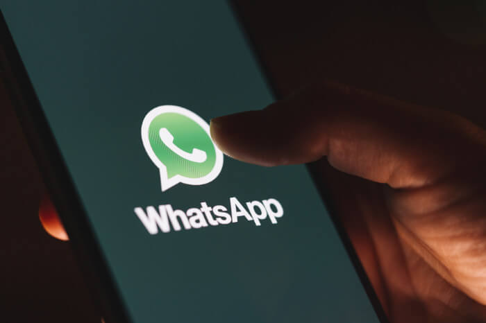 Logo von WhatsApp auf einem Smartphone: Messengerdienst wurde von Kriminellen missbraucht, um an das Geld ihrer Opfer zu kommen.