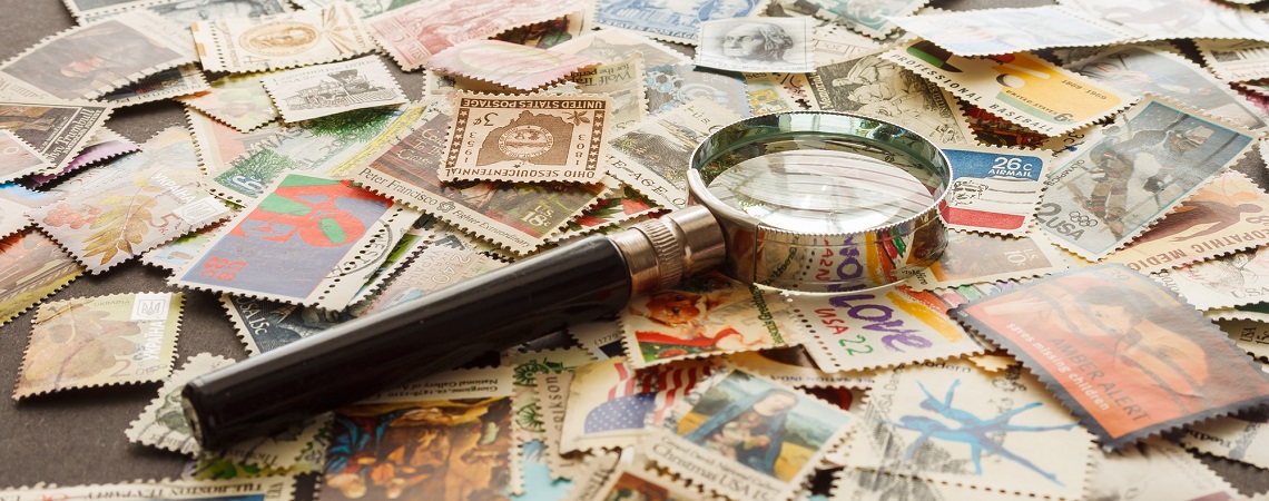Briefmarken und Lupe