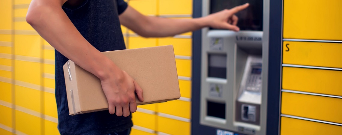 Person bedient DHL-Packstation