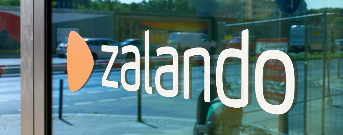 Zalando-Schriftzug an Fensterscheibe