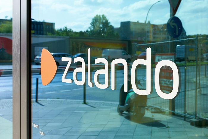 Zalando-Schriftzug an Fensterscheibe