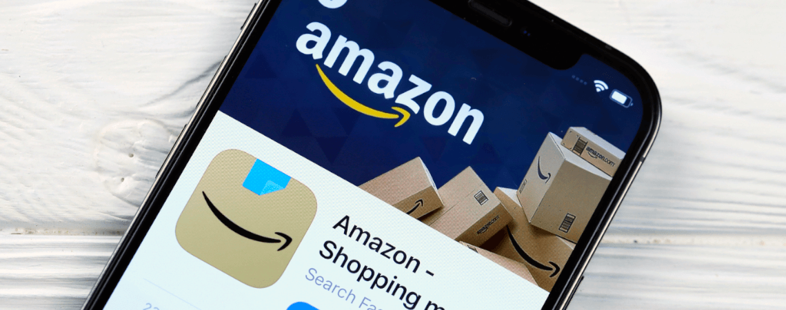 Amazon auf einem Smartphone: Hat der Konzern Kunden getäuscht? Eine entsprechende Klage will er abweisen lassen.
