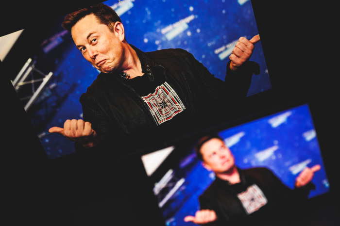 Elon Musk grinst doof