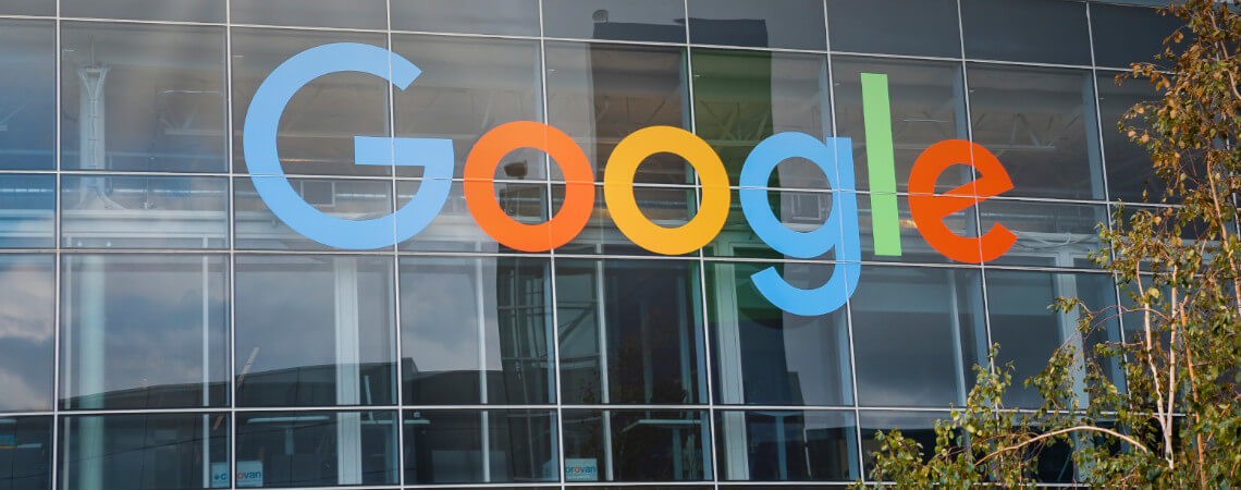 Schriftzug Google an Gebäude