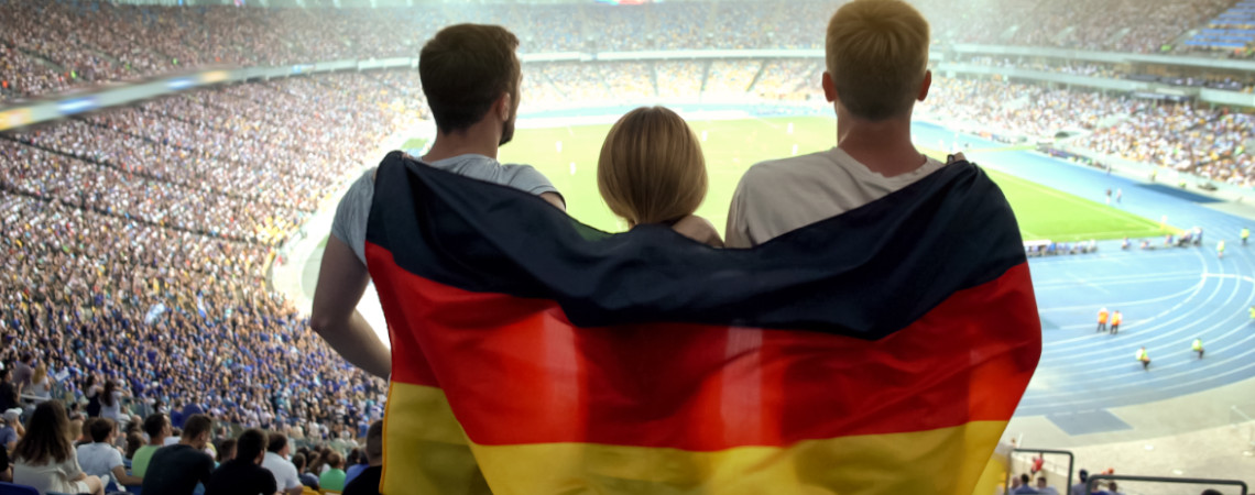 Menschen im Stadion mit Deutschlandflagge