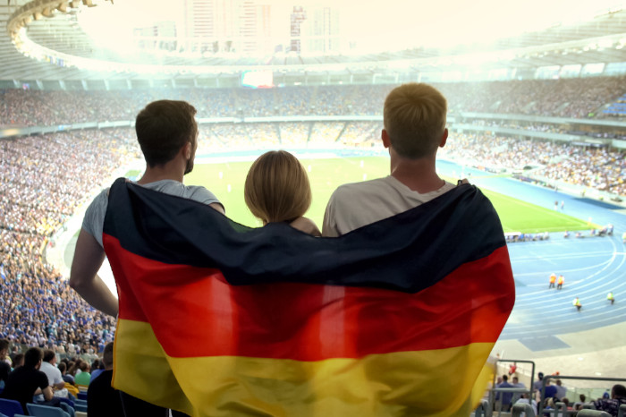Menschen im Stadion mit Deutschlandflagge
