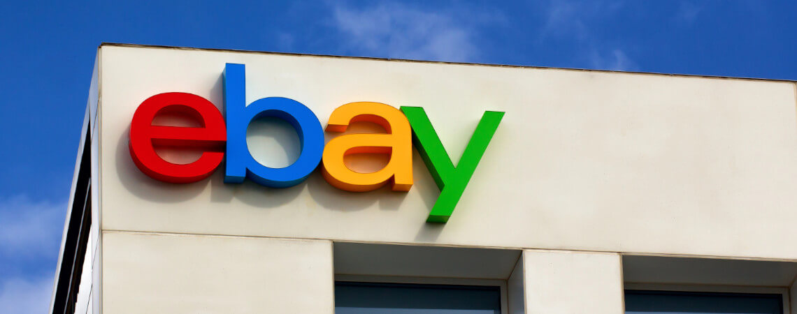 Logo Ebay an Hauswand