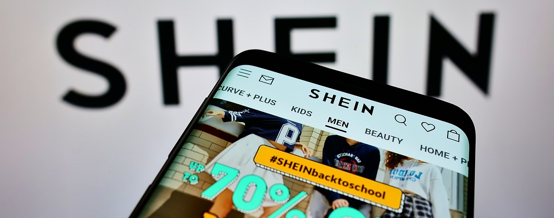 Logo von Shein und Website auf dem Smartphone
