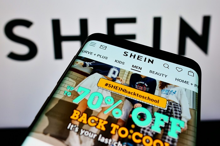 Logo von Shein und Website auf dem Smartphone