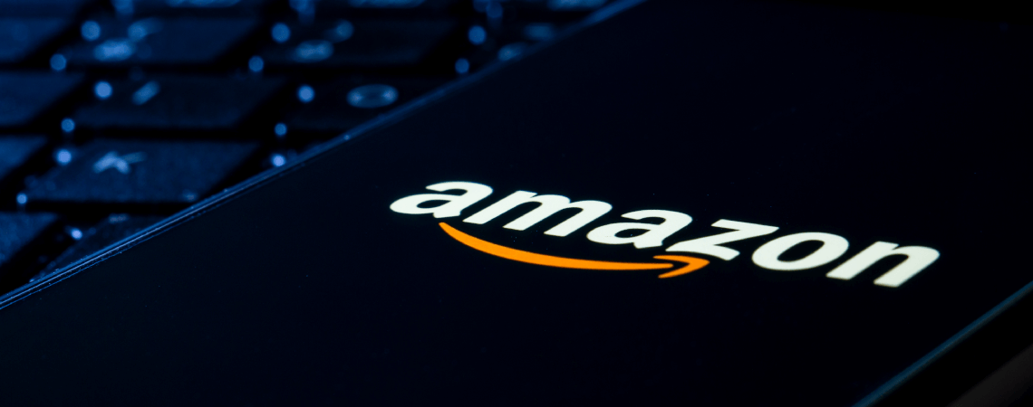 Amazon-Logo auf einem Smartphone: Online-Marktplatz soll von Sicherheitslücke betroffen sein