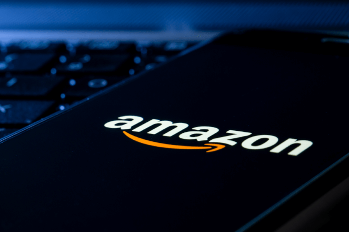 Amazon-Logo auf einem Smartphone: Online-Marktplatz soll von Sicherheitslücke betroffen sein