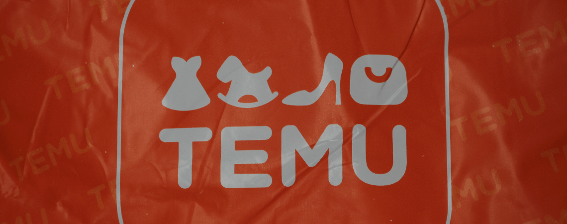 Logo der Shopping-Plattform Temu auf einem Beutel