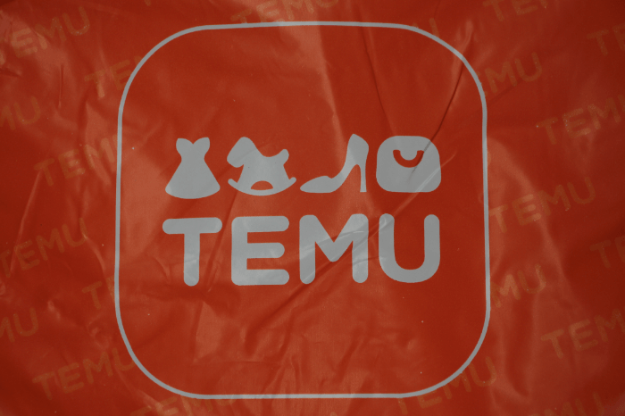 Logo der Shopping-Plattform Temu auf einem Beutel