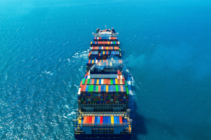 Containerschiff auf Meer