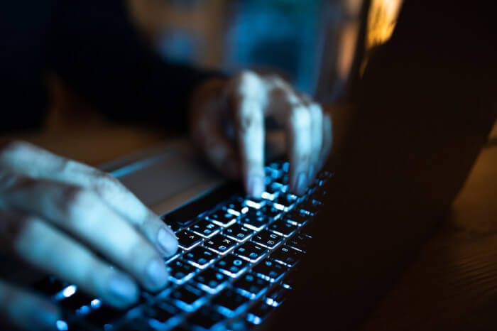 Online-Betrug: Hände an einer Tastatur