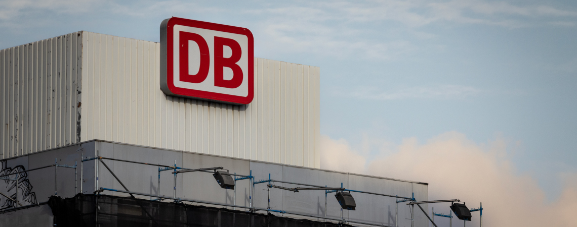 Deutsche Bahn Logo auf Gebäude