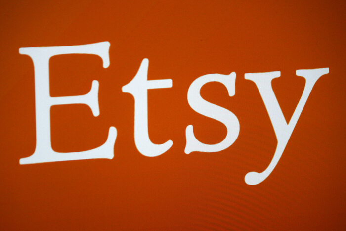 Weißes Etsy-Logo auf orangefarbenem Grund