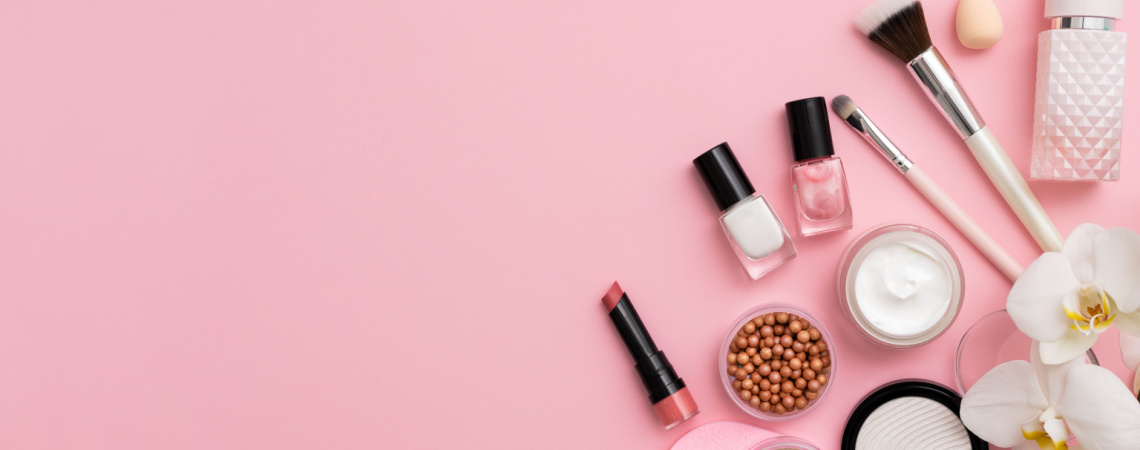 Kosmetikprodukte auf pinkem Hintergrund